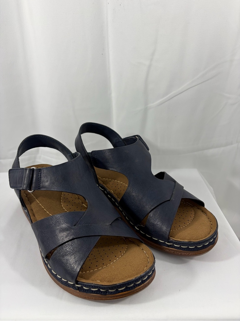 NWT Easy Street Women’s Size 8W Navy Blue Sandals